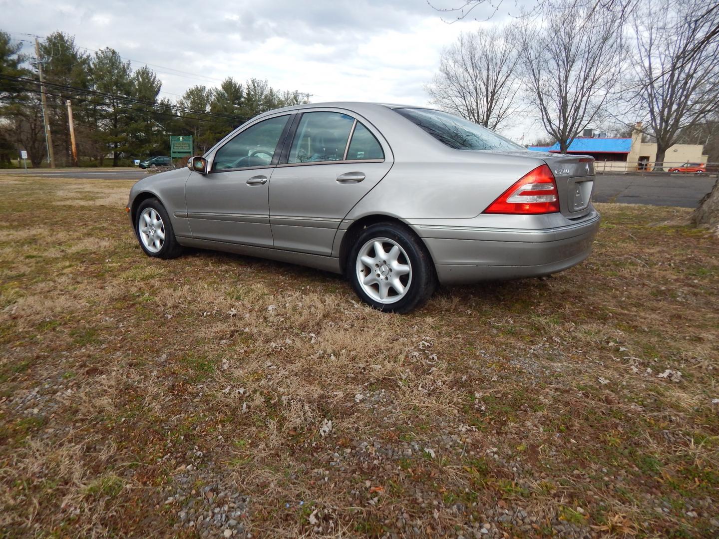 2003 Gold /Black Leather Mercedes-Benz C-Class C240 sedan (WDBRF81J03F) with an 2.6L V6 SOHC 18V engine, Automatic transmission, located at 6528 Lower York Road, New Hope, PA, 18938, (215) 862-9555, 40.358707, -74.977882 - Photo#3